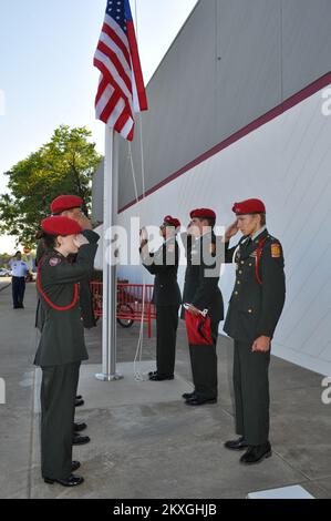 Tornado - Joplin, Missouri , Les cadets du Haut ROTC de 19 août 2011 Joplin élèvent le drapeau américain lors de la cérémonie d'ouverture de la nouvelle école secondaire de Joplin. La tornade EF-5 sur 22 mai 2011 a parcouru un chemin à travers Joplin de 11 kilomètres de long et d'un demi-kilomètre de large. La FEMA est dans la ville pour fournir une assistance aux survivants de la catastrophe. Elissa Jun/FEMA. Missouri : tempêtes, tornades et inondations graves. Photographies relatives aux programmes, aux activités et aux fonctionnaires de gestion des catastrophes et des situations d'urgence Banque D'Images