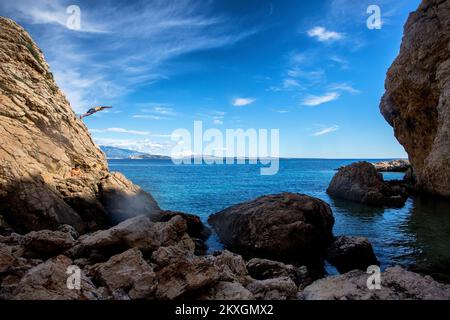 Vue de la belle plage Oprna à Stara Baska , île de Krk , Croatie sur 6 juillet 2020.Oprna plage est considérée comme la plus belle plage de l'île de Krk, et beaucoup pensent que c'est l'une des plus belles plages croates. La plage de galets et de sable d'Oprna est située dans une magnifique baie près de Stara Baška. La seule façon d'atteindre la plage depuis la terre sont des chemins étroits et assez inégaux, ce qui fait de la plage idéale pour ceux qui ne sont pas fans de grandes foules. Photo: Nel Pavletic/PIXSELL Banque D'Images