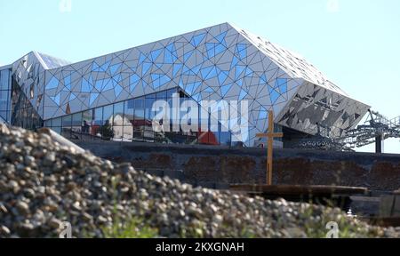 Vue du chantier de construction du téléphérique de Sljeme, à Zagreb , en Croatie, sur 8 juillet 2020.après 13 longues années, Zagreb aura enfin son tramway aérien . Il y a plus de 17 mois, avant que la première pelle ne s'effondre, et même avant cette première pelle, la gondole était livrée avec un prix de 375 millions de HRK (50,4 millions d'euros). En décembre 2019, ZET a obtenu un prêt de 537 millions de HRK (72,2 millions d'euros) pour mener à bien cette entreprise coûteuse. Ainsi, Zagreb aura enfin un tramway aérien, et ce ne sera pas comme les autres en Europe! Le bâtiment massif sera la station de base, qui aura un élégant extérieur en verre, et Wil Banque D'Images