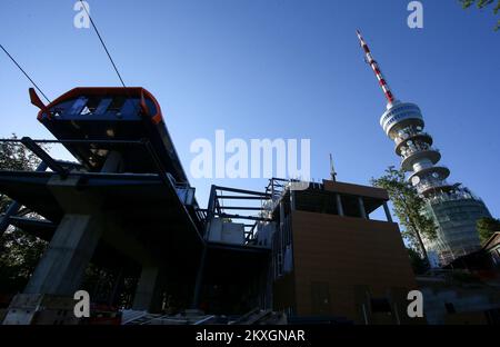 Vue du chantier de construction du téléphérique de Sljeme, à Zagreb , en Croatie, sur 8 juillet 2020.après 13 longues années, Zagreb aura enfin son tramway aérien . Il y a plus de 17 mois, avant que la première pelle ne s'effondre, et même avant cette première pelle, la gondole était livrée avec un prix de 375 millions de HRK (50,4 millions d'euros). En décembre 2019, ZET a obtenu un prêt de 537 millions de HRK (72,2 millions d'euros) pour mener à bien cette entreprise coûteuse. Ainsi, Zagreb aura enfin un tramway aérien, et ce ne sera pas comme les autres en Europe! Le bâtiment massif sera la station de base, qui aura un élégant extérieur en verre, et Wil Banque D'Images