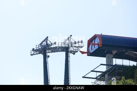 Vue du chantier de construction du téléphérique de Sljeme, à Zagreb , en Croatie, sur 8 juillet 2020.après 13 longues années, Zagreb aura enfin son tramway aérien . Il y a plus de 17 mois, avant que la première pelle ne s'effondre, et même avant cette première pelle, la gondole était livrée avec un prix de 375 millions de HRK (50,4 millions d'euros). En décembre 2019, ZET a obtenu un prêt de 537 millions de HRK (72,2 millions d'euros) pour mener à bien cette entreprise coûteuse. Ainsi, Zagreb aura enfin un tramway aérien, et ce ne sera pas comme les autres en Europe! Le bâtiment massif sera la station de base, qui aura un élégant extérieur en verre, et Wil Banque D'Images