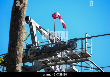 Vue du chantier de construction du téléphérique de Sljeme, à Zagreb , en Croatie, sur 8 juillet 2020.après 13 longues années, Zagreb aura enfin son tramway aérien . Il y a plus de 17 mois, avant que la première pelle ne s'effondre, et même avant cette première pelle, la gondole était livrée avec un prix de 375 millions de HRK (50,4 millions d'euros). En décembre 2019, ZET a obtenu un prêt de 537 millions de HRK (72,2 millions d'euros) pour mener à bien cette entreprise coûteuse. Ainsi, Zagreb aura enfin un tramway aérien, et ce ne sera pas comme les autres en Europe! Le bâtiment massif sera la station de base, qui aura un élégant extérieur en verre, et Wil Banque D'Images