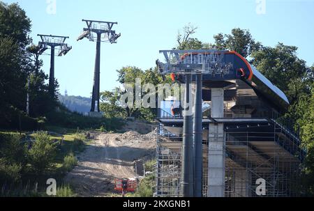 Vue du chantier de construction du téléphérique de Sljeme, à Zagreb , en Croatie, sur 8 juillet 2020.après 13 longues années, Zagreb aura enfin son tramway aérien . Il y a plus de 17 mois, avant que la première pelle ne s'effondre, et même avant cette première pelle, la gondole était livrée avec un prix de 375 millions de HRK (50,4 millions d'euros). En décembre 2019, ZET a obtenu un prêt de 537 millions de HRK (72,2 millions d'euros) pour mener à bien cette entreprise coûteuse. Ainsi, Zagreb aura enfin un tramway aérien, et ce ne sera pas comme les autres en Europe! Le bâtiment massif sera la station de base, qui aura un élégant extérieur en verre, et Wil Banque D'Images