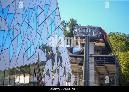 Vue du chantier de construction du téléphérique de Sljeme, à Zagreb , en Croatie, sur 8 juillet 2020.après 13 longues années, Zagreb aura enfin son tramway aérien . Il y a plus de 17 mois, avant que la première pelle ne s'effondre, et même avant cette première pelle, la gondole était livrée avec un prix de 375 millions de HRK (50,4 millions d'euros). En décembre 2019, ZET a obtenu un prêt de 537 millions de HRK (72,2 millions d'euros) pour mener à bien cette entreprise coûteuse. Ainsi, Zagreb aura enfin un tramway aérien, et ce ne sera pas comme les autres en Europe! Le bâtiment massif sera la station de base, qui aura un élégant extérieur en verre, et Wil Banque D'Images