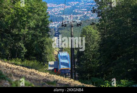 Vue du chantier de construction du téléphérique de Sljeme, à Zagreb , en Croatie, sur 8 juillet 2020.après 13 longues années, Zagreb aura enfin son tramway aérien . Il y a plus de 17 mois, avant que la première pelle ne s'effondre, et même avant cette première pelle, la gondole était livrée avec un prix de 375 millions de HRK (50,4 millions d'euros). En décembre 2019, ZET a obtenu un prêt de 537 millions de HRK (72,2 millions d'euros) pour mener à bien cette entreprise coûteuse. Ainsi, Zagreb aura enfin un tramway aérien, et ce ne sera pas comme les autres en Europe! Le bâtiment massif sera la station de base, qui aura un élégant extérieur en verre, et Wil Banque D'Images