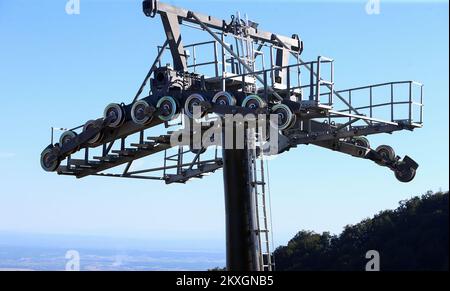 Vue du chantier de construction du téléphérique de Sljeme, à Zagreb , en Croatie, sur 8 juillet 2020.après 13 longues années, Zagreb aura enfin son tramway aérien . Il y a plus de 17 mois, avant que la première pelle ne s'effondre, et même avant cette première pelle, la gondole était livrée avec un prix de 375 millions de HRK (50,4 millions d'euros). En décembre 2019, ZET a obtenu un prêt de 537 millions de HRK (72,2 millions d'euros) pour mener à bien cette entreprise coûteuse. Ainsi, Zagreb aura enfin un tramway aérien, et ce ne sera pas comme les autres en Europe! Le bâtiment massif sera la station de base, qui aura un élégant extérieur en verre, et Wil Banque D'Images