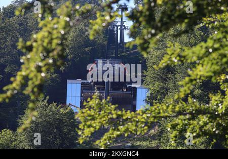 Vue du chantier de construction du téléphérique de Sljeme, à Zagreb , en Croatie, sur 8 juillet 2020.après 13 longues années, Zagreb aura enfin son tramway aérien . Il y a plus de 17 mois, avant que la première pelle ne s'effondre, et même avant cette première pelle, la gondole était livrée avec un prix de 375 millions de HRK (50,4 millions d'euros). En décembre 2019, ZET a obtenu un prêt de 537 millions de HRK (72,2 millions d'euros) pour mener à bien cette entreprise coûteuse. Ainsi, Zagreb aura enfin un tramway aérien, et ce ne sera pas comme les autres en Europe! Le bâtiment massif sera la station de base, qui aura un élégant extérieur en verre, et Wil Banque D'Images