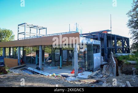 Vue du chantier de construction du téléphérique de Sljeme, à Zagreb , en Croatie, sur 8 juillet 2020.après 13 longues années, Zagreb aura enfin son tramway aérien . Il y a plus de 17 mois, avant que la première pelle ne s'effondre, et même avant cette première pelle, la gondole était livrée avec un prix de 375 millions de HRK (50,4 millions d'euros). En décembre 2019, ZET a obtenu un prêt de 537 millions de HRK (72,2 millions d'euros) pour mener à bien cette entreprise coûteuse. Ainsi, Zagreb aura enfin un tramway aérien, et ce ne sera pas comme les autres en Europe! Le bâtiment massif sera la station de base, qui aura un élégant extérieur en verre, et Wil Banque D'Images