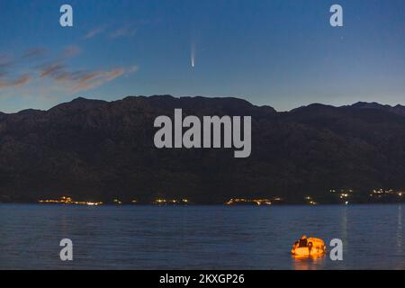 Comet C2020 F3 Neowise peut être vu au-dessus de la montagne Velebit de Razanac près de Zadar, à Razanac, Croatie sur 11 juillet 2020. Photo: Marko Dimic/PIXSELL Banque D'Images