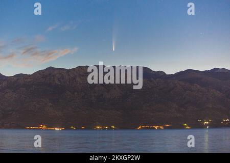 Comet C2020 F3 Neowise peut être vu au-dessus de la montagne Velebit de Razanac près de Zadar, à Razanac, Croatie sur 11 juillet 2020. Photo: Marko Dimic/PIXSELL Banque D'Images