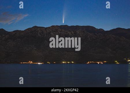 Comet C2020 F3 Neowise peut être vu au-dessus de la montagne Velebit de Razanac près de Zadar, à Razanac, Croatie sur 11 juillet 2020. Photo: Marko Dimic/PIXSELL Banque D'Images
