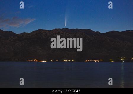 Comet C2020 F3 Neowise peut être vu au-dessus de la montagne Velebit de Razanac près de Zadar, à Razanac, Croatie sur 11 juillet 2020. Photo: Marko Dimic/PIXSELL Banque D'Images