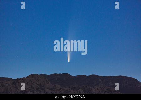 Comet C2020 F3 Neowise peut être vu au-dessus de la montagne Velebit de Razanac près de Zadar, à Razanac, Croatie sur 11 juillet 2020. Photo: Marko Dimic/PIXSELL Banque D'Images