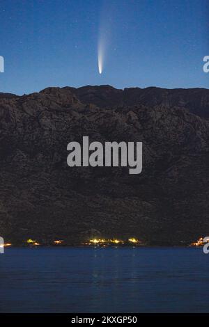 Comet C2020 F3 Neowise peut être vu au-dessus de la montagne Velebit de Razanac près de Zadar, à Razanac, Croatie sur 11 juillet 2020. Photo: Marko Dimic/PIXSELL Banque D'Images