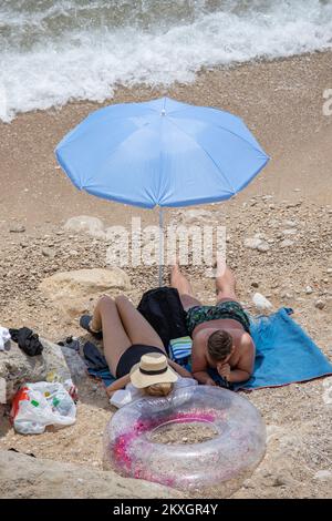 Les touristes sont vus profiter du bain de soleil et nager à la plus célèbre plage de Dubrovnik Banje à Dubrovnik, Croatie, le juillet 14. 2020 photo: Grgo Jelavic/PIXSELL Banque D'Images