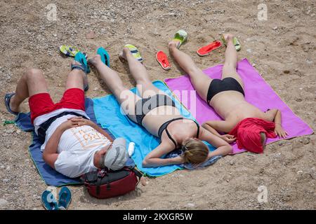 Les touristes sont vus profiter du bain de soleil et nager à la plus célèbre plage de Dubrovnik Banje à Dubrovnik, Croatie, le juillet 14. 2020 photo: Grgo Jelavic/PIXSELL Banque D'Images