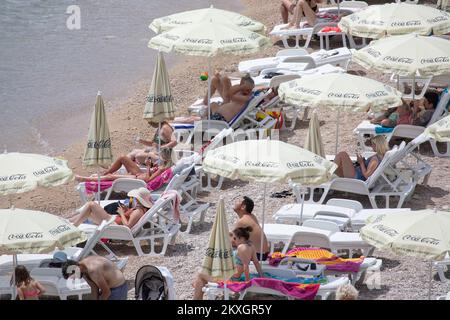 Les touristes sont vus profiter du bain de soleil et nager à la plus célèbre plage de Dubrovnik Banje à Dubrovnik, Croatie, le juillet 14. 2020 photo: Grgo Jelavic/PIXSELL Banque D'Images