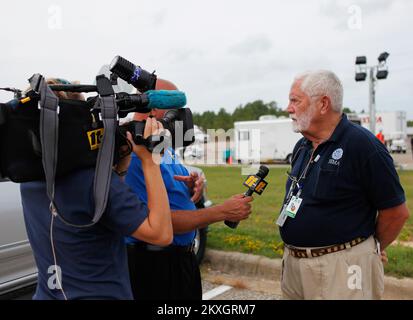 Ouragan/tempête tropicale - Fayetteville, N. C. , 26 août 2011 Don Daniel, agent d'information publique de la FEMA, parle avec les médias locaux de l'organisation de fournitures d'urgence à la base de soutien aux incidents en prévision de l'ouragan Irene sur la côte de la Caroline du Nord. David Fine / FEMA. Caroline du Nord ouragan Irene. Photographies relatives aux programmes, aux activités et aux fonctionnaires de gestion des catastrophes et des situations d'urgence Banque D'Images