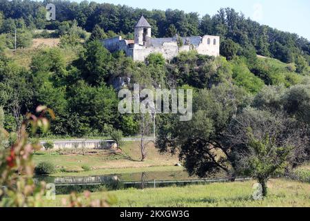 Vieille ville de Barilovic, Croatie sur 22 juillet 2020. La vieille ville a été construite sur un rocher au-dessus de la rivière Korana et au-dessus du centre de la ville actuelle de Barilovic. Les fouilles archéologiques ont établi qu'il est né au 15th siècle, bien que de nombreuses découvertes indiquent le fait qu'une certaine forme de peuplement sur le site existait bien avant. Des travaux de recherche et de restauration du fort, qui est enregistré comme actif culturel, sont toujours en cours. Photo: Kristina Stedul Fabac/PIXSELL Banque D'Images