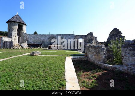 Vieille ville de Barilovic, Croatie sur 22 juillet 2020. La vieille ville a été construite sur un rocher au-dessus de la rivière Korana et au-dessus du centre de la ville actuelle de Barilovic. Les fouilles archéologiques ont établi qu'il est né au 15th siècle, bien que de nombreuses découvertes indiquent le fait qu'une certaine forme de peuplement sur le site existait bien avant. Des travaux de recherche et de restauration du fort, qui est enregistré comme actif culturel, sont toujours en cours. Photo: Kristina Stedul Fabac/PIXSELL Banque D'Images