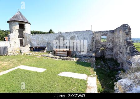 Vieille ville de Barilovic, Croatie sur 22 juillet 2020. La vieille ville a été construite sur un rocher au-dessus de la rivière Korana et au-dessus du centre de la ville actuelle de Barilovic. Les fouilles archéologiques ont établi qu'il est né au 15th siècle, bien que de nombreuses découvertes indiquent le fait qu'une certaine forme de peuplement sur le site existait bien avant. Des travaux de recherche et de restauration du fort, qui est enregistré comme actif culturel, sont toujours en cours. Photo: Kristina Stedul Fabac/PIXSELL Banque D'Images