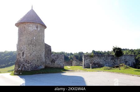 Vieille ville de Barilovic, Croatie sur 22 juillet 2020. La vieille ville a été construite sur un rocher au-dessus de la rivière Korana et au-dessus du centre de la ville actuelle de Barilovic. Les fouilles archéologiques ont établi qu'il est né au 15th siècle, bien que de nombreuses découvertes indiquent le fait qu'une certaine forme de peuplement sur le site existait bien avant. Des travaux de recherche et de restauration du fort, qui est enregistré comme actif culturel, sont toujours en cours. Photo: Kristina Stedul Fabac/PIXSELL Banque D'Images