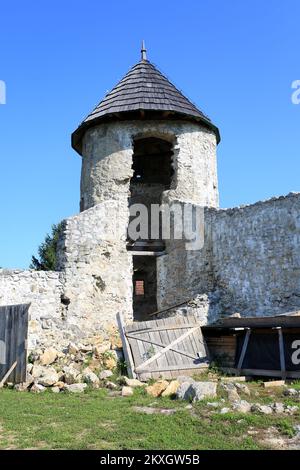 Vieille ville de Barilovic, Croatie sur 22 juillet 2020. La vieille ville a été construite sur un rocher au-dessus de la rivière Korana et au-dessus du centre de la ville actuelle de Barilovic. Les fouilles archéologiques ont établi qu'il est né au 15th siècle, bien que de nombreuses découvertes indiquent le fait qu'une certaine forme de peuplement sur le site existait bien avant. Des travaux de recherche et de restauration du fort, qui est enregistré comme actif culturel, sont toujours en cours. Photo: Kristina Stedul Fabac/PIXSELL Banque D'Images