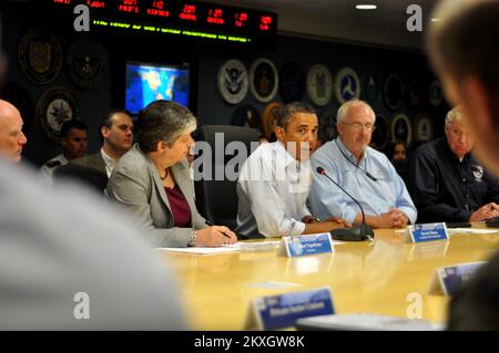 Ouragan/tempête tropicale - Washington, D. C. , le président de la 27 août 2011 Barack Obama participe à un appel de coordination de l'agence fédérale avec l'administrateur Fugate (à droite) et le secrétaire à la sécurité intérieure Napolitano (à gauche)... Photographies relatives aux programmes, aux activités et aux fonctionnaires de gestion des catastrophes et des situations d'urgence Banque D'Images