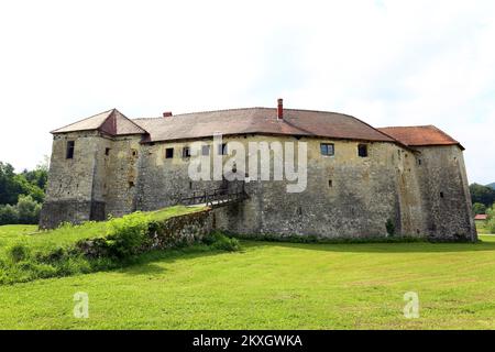 La vieille ville de Ribnik est l'un des monuments les plus intéressants et les plus précieux de l'architecture médiévale. C'est un exemple rare d'une forteresse d'eau de plaine, Wasserburg, construite au 13th siècle. Depuis, il a changé de nombreux propriétaires des princes de Babonica, Ban Mikac et des princes de Zrinski Frankopan. Elle a servi de toile de fond à de nombreux films, est aujourd'hui un monument culturel de catégorie zéro et est l'un des exemples rarement préservés de fortifications médiévales de plaine. Le château a été vendu par la municipalité de Ribnik à la famille Dolmi de Frankopan en 2002 et a été Banque D'Images