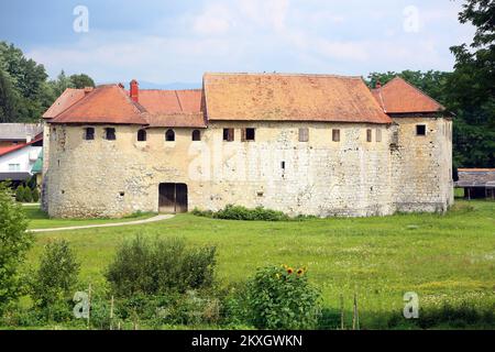 La vieille ville de Ribnik est l'un des monuments les plus intéressants et les plus précieux de l'architecture médiévale. C'est un exemple rare d'une forteresse d'eau de plaine, Wasserburg, construite au 13th siècle. Depuis, il a changé de nombreux propriétaires des princes de Babonica, Ban Mikac et des princes de Zrinski Frankopan. Elle a servi de toile de fond à de nombreux films, est aujourd'hui un monument culturel de catégorie zéro et est l'un des exemples rarement préservés de fortifications médiévales de plaine. Le château a été vendu par la municipalité de Ribnik à la famille Dolmi de Frankopan en 2002 et a été Banque D'Images