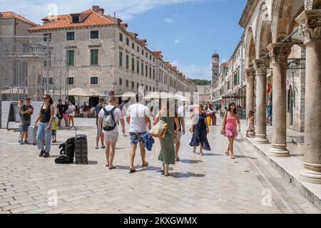 Les touristes peuvent visiter les sites historiques de Stradun. Malgré la pandémie du coronavirus, le tourisme à Dubrovnik est toujours en cours, à Dubrovnik, en Croatie, sur 25 juillet 2020. Photo: Grgo Jelavic/PIXSELL Banque D'Images