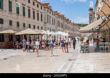Les touristes peuvent visiter les sites historiques de Stradun. Malgré la pandémie du coronavirus, le tourisme à Dubrovnik est toujours en cours, à Dubrovnik, en Croatie, sur 25 juillet 2020. Photo: Grgo Jelavic/PIXSELL Banque D'Images