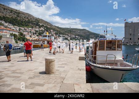Les touristes peuvent visiter les sites historiques de Stradun. Malgré la pandémie du coronavirus, le tourisme à Dubrovnik est toujours en cours, à Dubrovnik, en Croatie, sur 25 juillet 2020. Photo: Grgo Jelavic/PIXSELL Banque D'Images