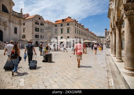 Les touristes peuvent visiter les sites historiques de Stradun. Malgré la pandémie du coronavirus, le tourisme à Dubrovnik est toujours en cours, à Dubrovnik, en Croatie, sur 25 juillet 2020. Photo: Grgo Jelavic/PIXSELL Banque D'Images