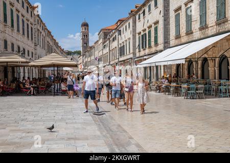 Les touristes peuvent visiter les sites historiques de Stradun. Malgré la pandémie du coronavirus, le tourisme à Dubrovnik est toujours en cours, à Dubrovnik, en Croatie, sur 25 juillet 2020. Photo: Grgo Jelavic/PIXSELL Banque D'Images