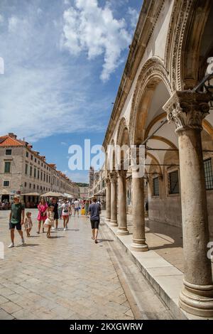 Les touristes peuvent visiter les sites historiques de Stradun. Malgré la pandémie du coronavirus, le tourisme à Dubrovnik est toujours en cours, à Dubrovnik, en Croatie, sur 25 juillet 2020. Photo: Grgo Jelavic/PIXSELL Banque D'Images