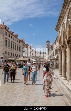 Les touristes peuvent visiter les sites historiques de Stradun. Malgré la pandémie du coronavirus, le tourisme à Dubrovnik est toujours en cours, à Dubrovnik, en Croatie, sur 25 juillet 2020. Photo: Grgo Jelavic/PIXSELL Banque D'Images