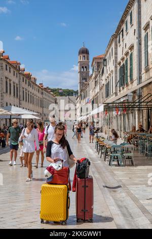 Les touristes peuvent visiter les sites historiques de Stradun. Malgré la pandémie du coronavirus, le tourisme à Dubrovnik est toujours en cours, à Dubrovnik, en Croatie, sur 25 juillet 2020. Photo: Grgo Jelavic/PIXSELL Banque D'Images