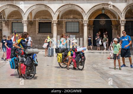 Les touristes peuvent visiter les sites historiques de Stradun. Malgré la pandémie du coronavirus, le tourisme à Dubrovnik est toujours en cours, à Dubrovnik, en Croatie, sur 25 juillet 2020. Photo: Grgo Jelavic/PIXSELL Banque D'Images