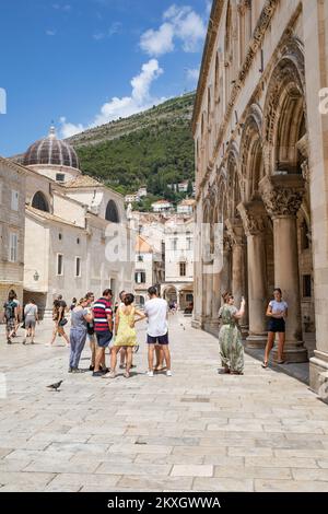 Les touristes peuvent visiter les sites historiques de Stradun. Malgré la pandémie du coronavirus, le tourisme à Dubrovnik est toujours en cours, à Dubrovnik, en Croatie, sur 25 juillet 2020. Photo: Grgo Jelavic/PIXSELL Banque D'Images