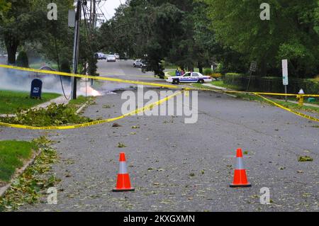 Ouragan/tempête tropicale - comté de Suffolk, N. Y. , la ligne électrique de 28 août 2011 continue de brûler pendant des heures, alors que l'ouragan Irene passe à long Island. Le Président déclare une urgence pour New York et le New Jersey afin de sauver des vies, de protéger les biens et la santé et la sécurité publiques et d'atténuer ou d'éviter la menace d'une catastrophe. New York ouragan Irene. Photographies relatives aux programmes, aux activités et aux fonctionnaires de gestion des catastrophes et des situations d'urgence Banque D'Images