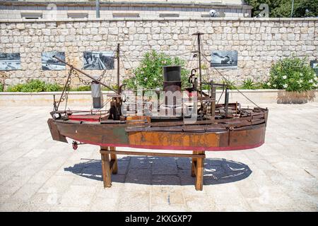 Vue de l'exposition 'Dubrovnik is Sailing' à Dubrovnik, Croatie, sur 28 juillet 2020.exposition 'Dubrovnik is Sailing' de l'artiste de Dubrovnik Igor Hajdarhodzic ouvert sur le plateau Lazaerti - le quartier créatif de Dubrovnik, dans le cadre du programme d'accompagnement du festival d'été de Dubrovnik 71st, En coopération avec la société Dubacka bastina d.o.o. et l'atelier d'art Lazaerti. Photo: Grgo Jelavic/PIXSELL Banque D'Images