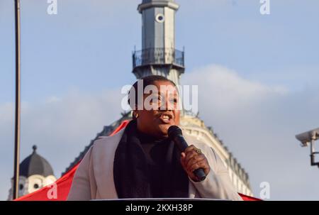 Londres, Royaume-Uni. 30th novembre 2022. Le député syndical Bell Ribeiro-Addy prononce un discours pendant le rallye. Des milliers de personnes se sont rassemblées à l'extérieur de la gare de King's Cross pour un rassemblement à l'appui des grèves universitaires. L'UCU (University and College Union) a organisé la plus grande sortie par le personnel universitaire et universitaire du Royaume-Uni à ce jour, dans un conflit sur les salaires, les pensions et les conditions de travail. Crédit : SOPA Images Limited/Alamy Live News Banque D'Images