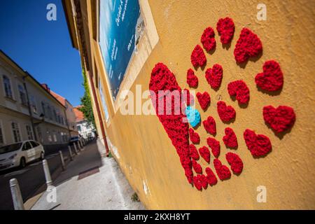 L'installation Healing Heart de Voon est une suite de l'histoire du coeur laineux qui est devenu un symbole de la récupération de Zagreb après le tremblement de terre, à Zagreb, Croatie, 20 août,2020.en coopération avec le Conseil du tourisme de Zagreb, le projet d'art â€œOkoloâ€ (autour), Ce qui ravive les rues cachées, les passages oubliés, les canopies des parcs de Zagreb et les coins de la haute ville, se tiendra d'aujourd'hui au 30 août 2020. Cette année, œOkoloâ œwoundedâ sera consacrée à la ville de Zagreb et créera une image plus optimiste. Avec des artistes locaux, ils réaliseront une série d'urb Banque D'Images