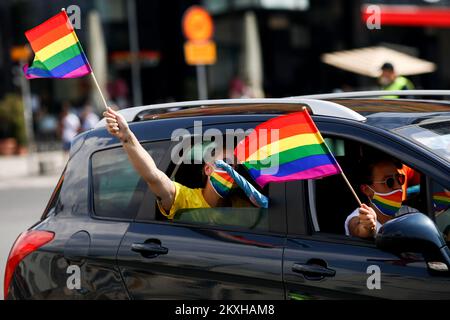 Un défilé de fierté appelé «ce n'est pas la vie de quatre murs» a eu lieu à Sarajevo, Bosnie-Herzégovine sur 23 août 2020. En raison de la mauvaise situation épidémiologique, la procession a été annulée, mais les membres de la communauté LGBTIQ ont organisé l'action « Pride on four Wheels ». Le reste du programme de procession est mis en ligne. Photo: Armin Durgut/PIXSELL Banque D'Images