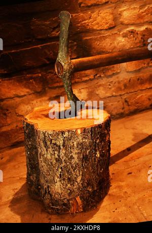 Pendant cinq décennies, Djuro Vukovic a gardé une hache de 5 500 ans sur le mur de sa maison, qui est maintenant dans le Musée de Brod-Postavina à Brod Slavonski, en Croatie, sur 13 juillet 2020. Pendant près de 50 ans, Djuro Vukovic (77) de Vrhovina près de Slavonski Brod a gardé une hache de cuivre, ne connaissant pas son âge et sa valeur de musée. Il a creusé une hache dans le 1970s en creusant des trous pour des piliers en béton pour planter de grands vignobles du complexe agro-industriel de Jasinje dans son village de Vrhovina. Il a pris l'objet trouvé à la maison, l'a nettoyé du sol et l'a mis sur le mur. Il n'avait aucune idée qu'il avait 5 500 ans. Banque D'Images