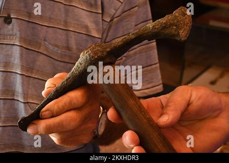 Pendant cinq décennies, Djuro Vukovic a gardé une hache de 5 500 ans sur le mur de sa maison, qui est maintenant dans le Musée de Brod-Postavina à Brod Slavonski, en Croatie, sur 13 juillet 2020. Pendant près de 50 ans, Djuro Vukovic (77) de Vrhovina près de Slavonski Brod a gardé une hache de cuivre, ne connaissant pas son âge et sa valeur de musée. Il a creusé une hache dans le 1970s en creusant des trous pour des piliers en béton pour planter de grands vignobles du complexe agro-industriel de Jasinje dans son village de Vrhovina. Il a pris l'objet trouvé à la maison, l'a nettoyé du sol et l'a mis sur le mur. Il n'avait aucune idée qu'il avait 5 500 ans. Banque D'Images