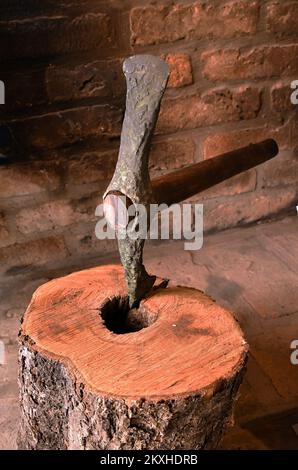 Pendant cinq décennies, Djuro Vukovic a gardé une hache de 5 500 ans sur le mur de sa maison, qui est maintenant dans le Musée de Brod-Postavina à Brod Slavonski, en Croatie, sur 13 juillet 2020. Pendant près de 50 ans, Djuro Vukovic (77) de Vrhovina près de Slavonski Brod a gardé une hache de cuivre, ne connaissant pas son âge et sa valeur de musée. Il a creusé une hache dans le 1970s en creusant des trous pour des piliers en béton pour planter de grands vignobles du complexe agro-industriel de Jasinje dans son village de Vrhovina. Il a pris l'objet trouvé à la maison, l'a nettoyé du sol et l'a mis sur le mur. Il n'avait aucune idée qu'il avait 5 500 ans. Banque D'Images