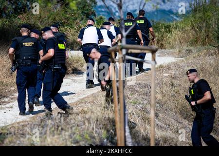 La police recherche le meurtrier à Split, Croatie, septembre 2,2020. Branimir Caleta, de Vinovac, qui est jugé pour le meurtre d'une femme ukrainienne enceinte Ganne Kitaeve en 2013, s'est échappé à la police judiciaire ce matin au tribunal de comté de Split. Caleta a été amené au tribunal de Bilice, mais bien qu'il ait été menotté, il a réussi à s'échapper quand ils voulaient l'emmener dans la voiture de police judiciaire. Il s'est enfui sur un parking près du tribunal, et la police a tiré plusieurs coups de feu en l'air comme avertissement. Photo: Milan SABIC/PIXSELL Banque D'Images