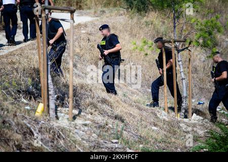 La police recherche le meurtrier à Split, Croatie, septembre 2,2020. Branimir Caleta, de Vinovac, qui est jugé pour le meurtre d'une femme ukrainienne enceinte Ganne Kitaeve en 2013, s'est échappé à la police judiciaire ce matin au tribunal de comté de Split. Caleta a été amené au tribunal de Bilice, mais bien qu'il ait été menotté, il a réussi à s'échapper quand ils voulaient l'emmener dans la voiture de police judiciaire. Il s'est enfui sur un parking près du tribunal, et la police a tiré plusieurs coups de feu en l'air comme avertissement. Photo: Milan SABIC/PIXSELL Banque D'Images